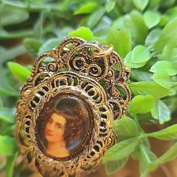 Vintage Signed Gerry's Gold Tone Brooch Pendant - Picture 3 of 6